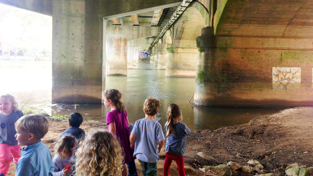 kids-under-bridge
